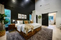 Luxurious Cabin with Hot Tub and Shuffleboard - Charming Woodland Escape