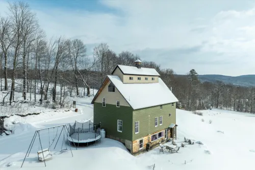 Stunning Views and Cozy Outdoor Space - Inviting Mountain Haven Hotels in Brookfield