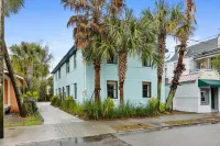 Vibrant Mural and Tranquil Urban Retreat - Charming Oasis