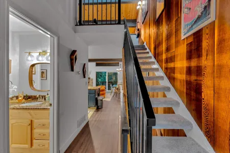 Charming Mountain Retreat with Vintage Flair - Spacious Escape