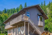 Delightful riverfront home with dock, game room, fast WiFi, kayaks & grill