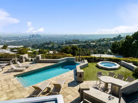 Spectacular Retreat - Modern Muse with Stunning Views Отели в г. Беверли-Хиллз