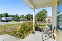 Dog-friendly oasis with central AC, patio & fenced yard - walkable location Hotels in Thunderbolt