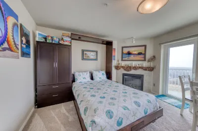 Dog-friendly oceanfront condo with electric fireplace - walk to the beach Hôtels à : Long Beach