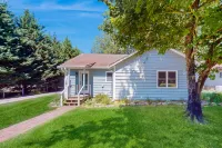Charming Getaway w/ Luxe Interior & Screened Patio - Near Attractions