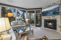 Private Hot Tub and Fireplace with Scenic Views - Stunning Retreat Hotel di Sunriver