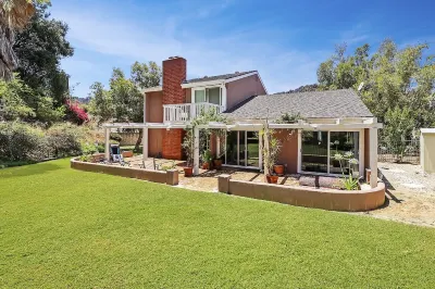 Topanga Retreat with a Huge Private Backyard Hotels near Warner Center Park