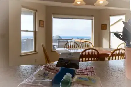 Breathtaking Views and Spacious Deck - Stunning Coastal Retreat Отели в г. Ошенсайд