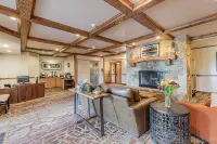 Charming Mountain Retreat with Heated Pool and Scenic Views - Stylish Haven