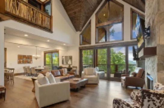 Luxurious Cabin with Mountain Views and Hot Tub - Stunning Retreat