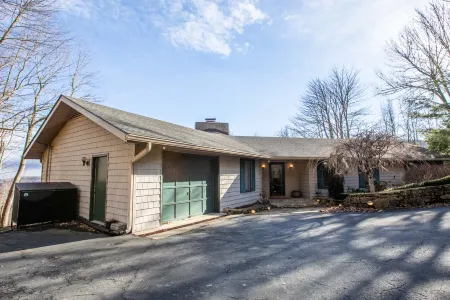 Stunning Mountain Views and Cozy Comfort - Exquisite Cabin Retreat