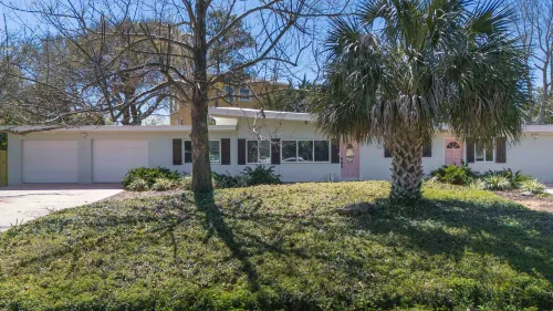 Fire Pit and Entertainment Garage - Cool Coastal Haven