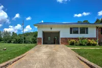 Tranquil River Views and Game Room - Charming Country Haven 藍嶺山道附近的飯店