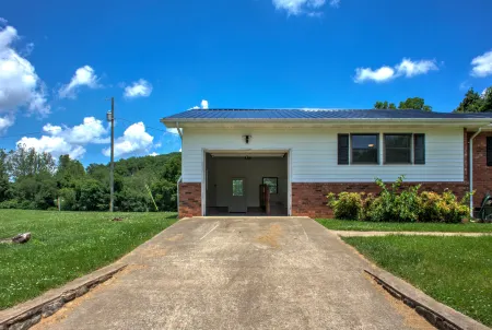 Tranquil River Views and Game Room - Charming Country Haven Отели рядом с достопримечательностью «Блу-Ридж-Паркуэй»