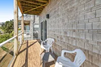 Remodeled home with multiple decks & ocean views - short walk to beach Hotel a Oceanside