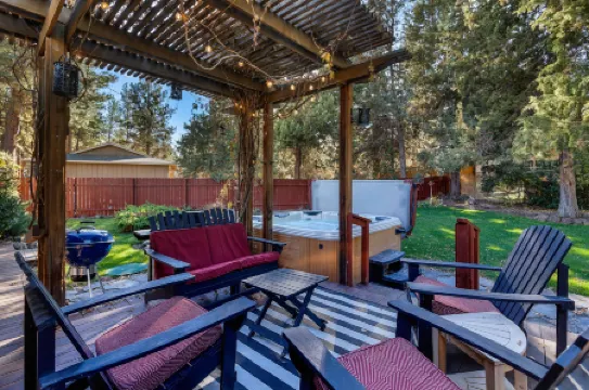 Spacious Hot Tub and Gourmet Kitchen - Charming Stylish Haven