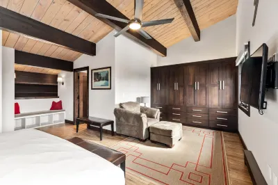 Heated Outdoor Pool and Modern Furnishings - Elegant Mountain Haven