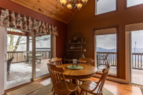 Spectacular Mountain Views and Hot Tub - Exquisite Cabin Retreat