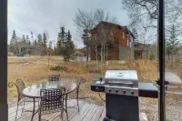 Modern Mountain View Hideaway w/ Spacious Deck & Free WiFi - Close to Skiing
