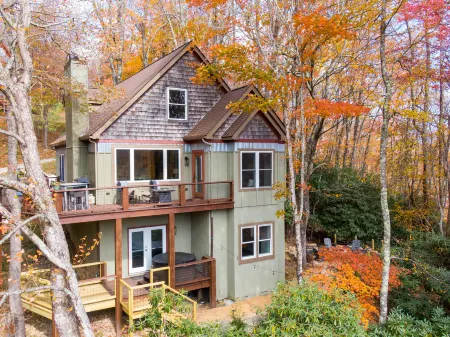 Stunning Mountain Views and Relaxing Hot Tub - Charming Escape