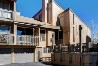 Cozy Balcony and Modern Kitchen Amenities - Serene Mountain Haven Hotels in Parowan