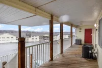 Panoramic Views and Access to Pools - Stunning Lakefront Haven