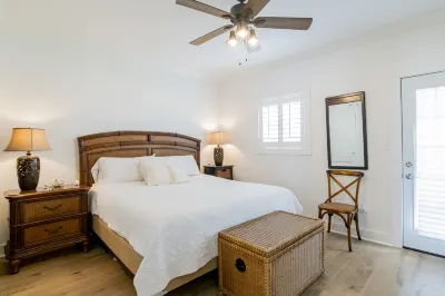Lagoon Pool and Tiki Bar Access - Cozy Tranquil Retreat