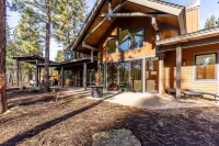 Private Hot Tub and Scenic Forest Views - Charming Luxury Haven