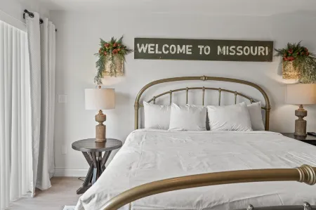 Private Patio and Jacuzzi Tub Near Golf Course - Elegant Retreat Отели рядом с достопримечательностью «TITANIC Museum Attraction»