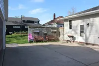 Adorable lake house retreat - steps from the lake and restaurants!