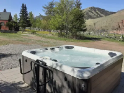 Trapper Cabin, Greyhouse Inn Vacation Rentals Hotels in Lemhi County