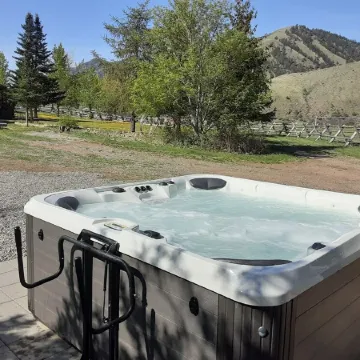Lewis Cabin, Greyhouse Inn Vacation Rentals