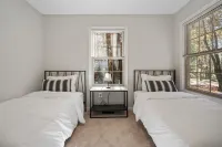 The Emerald cabin W/ Hot tub, lake, Fire pit, 4 min to Bryce Resort