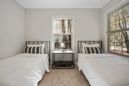 The Emerald cabin W/ Hot tub, lake, Fire pit, 4 min to Bryce Resort Отели в г. Басай