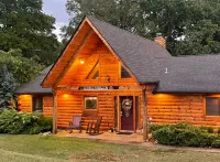 Cozy Log Cabin with Spa and Amazing Kitchen - Charming Mountain Retreat Big Cedar Lodge附近的飯店
