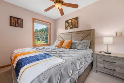 Private Hot Tub, Pool Table, and Fire Pit - Gorgeous Family Retreat