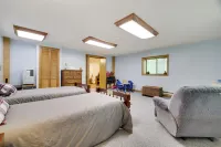 Spacious Deck and Well-Equipped Gym - Inviting Mountain Retreat