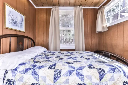 Serene Lakefront - Wildlife Haven, Wifi, Sauna, Grill