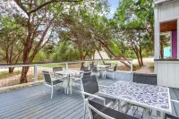 Cozy Cabin with Scenic Views and Fire Pit - Charming Hill Country Retreat Hotels in Hays County