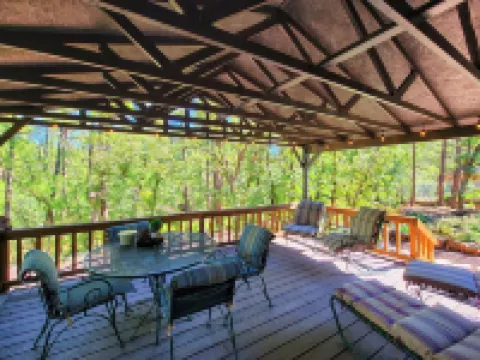 Creekside Retreat - Charming Cabin w/Deck, A/C, Firepit, & Billy Creek View