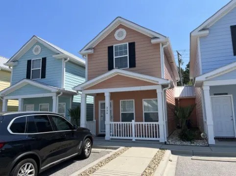 Contemporary, 2-Bedroom Cottage, 2 Blocks to Beach,  Pool Front, Free WIFI