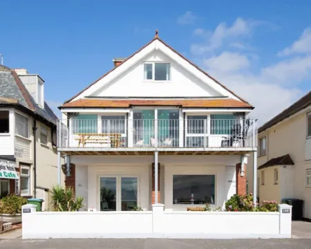 Absolute Beachfront with Decked Garden Oasis and Views Hotels in Bognor Regis