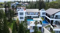 Sunset City View Villa 5 Br with a Private Heated Pool Hotell i Mekarsaluyu
