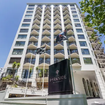 Parkside Hotel & Apartments Отели рядом с достопримечательностью «Парк Вестерн»
