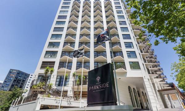 Parkside Hotel & Apartments
