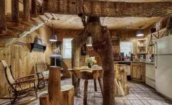ER69 - Rachel's Tree House - Great Location, Close to All the Action! Cabin
