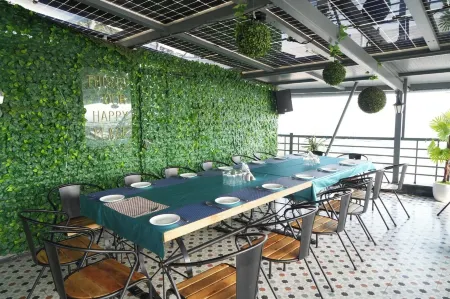 Hotel The Grand Atb Отели рядом с достопримечательностью «SURAJPOL GATE»