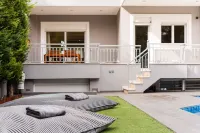 Athenian Grand Riviera Villa -  Ferienhäuser