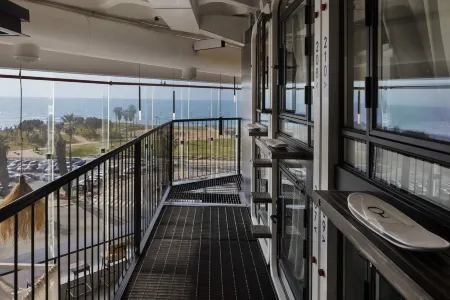 The O Pod Capsule Hotel Отели в г. Тель-Авив