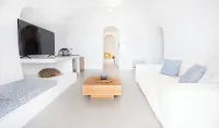 Christos Suite with Outdoor Hot Tub and Sea View